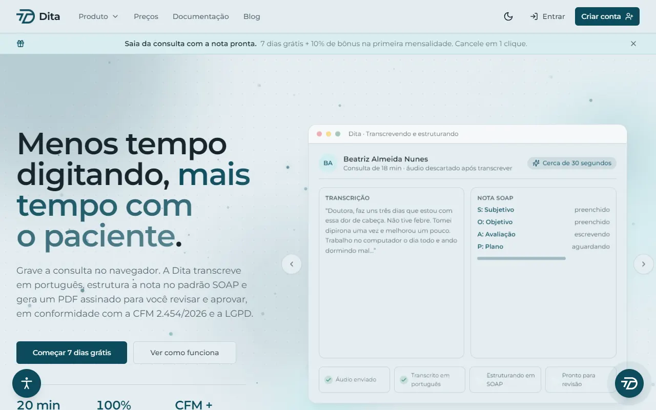Página inicial do Dita: "Menos tempo digitando, mais tempo com o paciente." ao lado da tela de uma consulta de demonstração sendo transcrita e estruturada em nota SOAP.